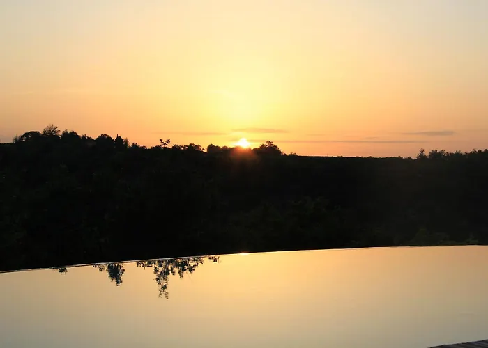 Des Camazets Avec Piscine Trespoux-Rassiels